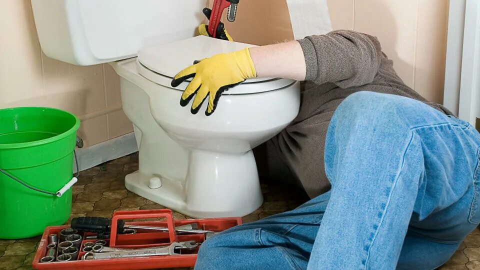 Ремонт унитаза своими What to Do When You Notice a Sewer Smell in Bathroom Spaces