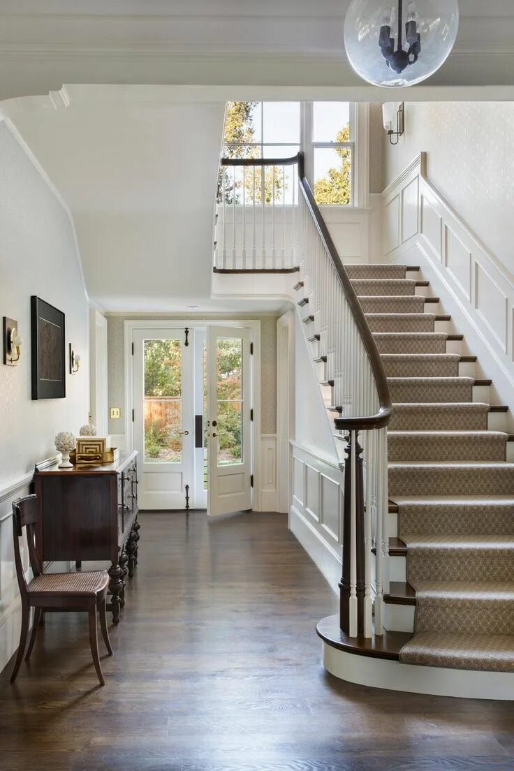 Ремонт в доме лестница фото Countryside Escapes: Colonial Revival in SF Suburbs Modern farmhouse staircase, 