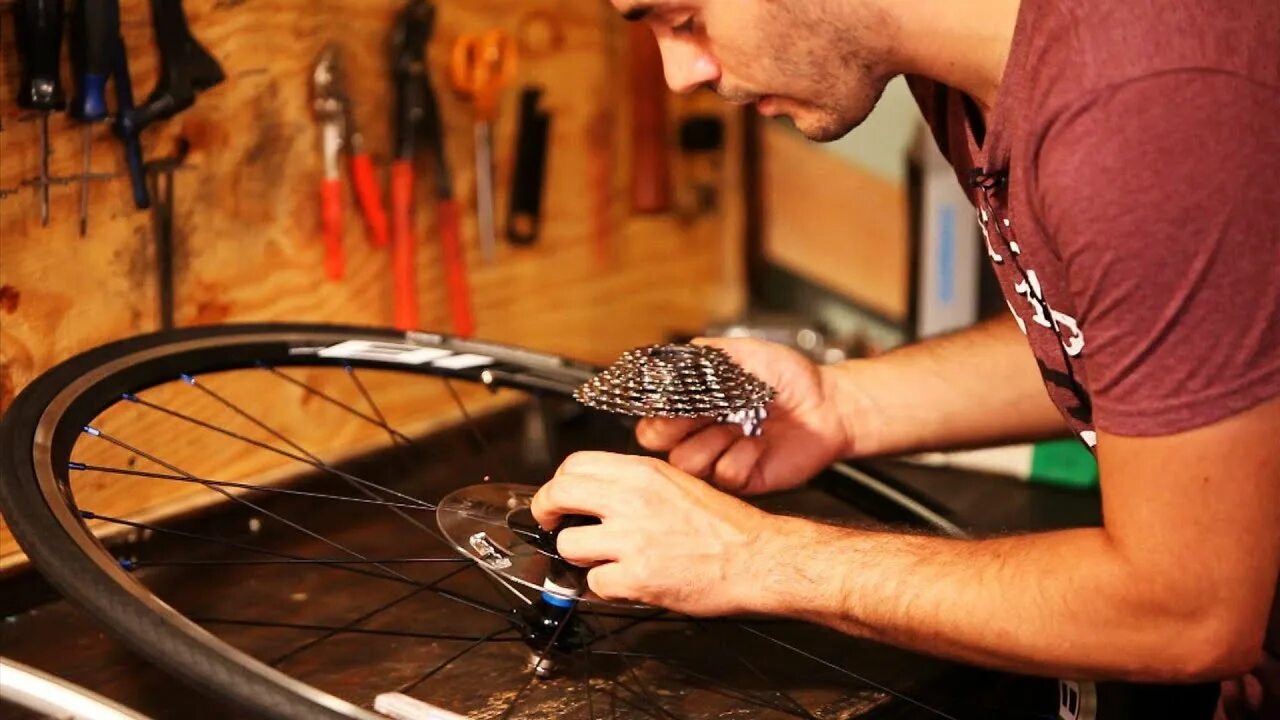 Ремонт велосипеда своими руками How to Adjust a Bike Cassette Bicycle Repair - YouTube