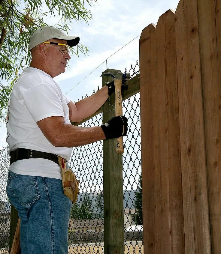 Ремонт забора своими руками Tips on How to Repair A Wood Fence Wood fence, Cool landscapes