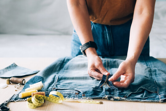 Ремонт женщина своими руками Hand With Cloth Изображения: просматривайте стоковые фотографии, векторные изобр