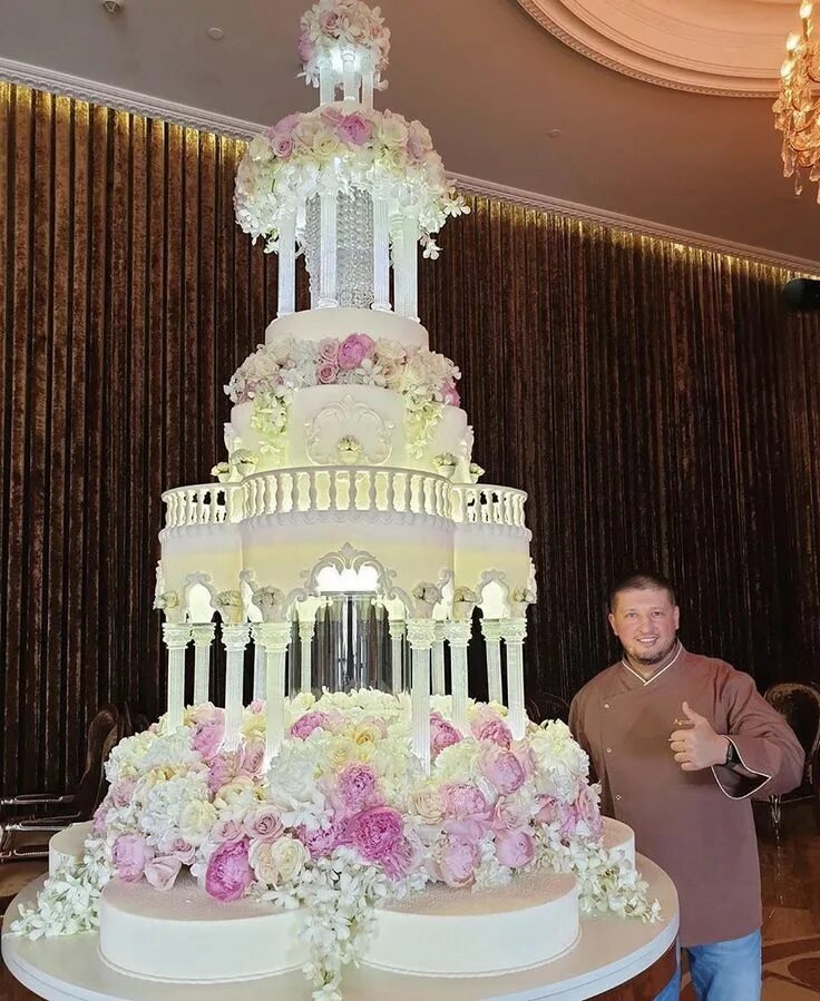 Ренат торты фото Cossie Crosswhite on Instagram: "That’s a whole chandelier inside this cake, WOW