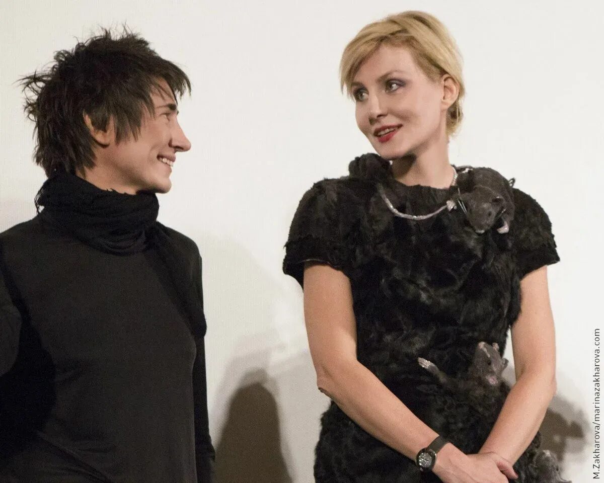 The gossip about Zemfira and Litvinova has resurfaced. And the smartfon's camera