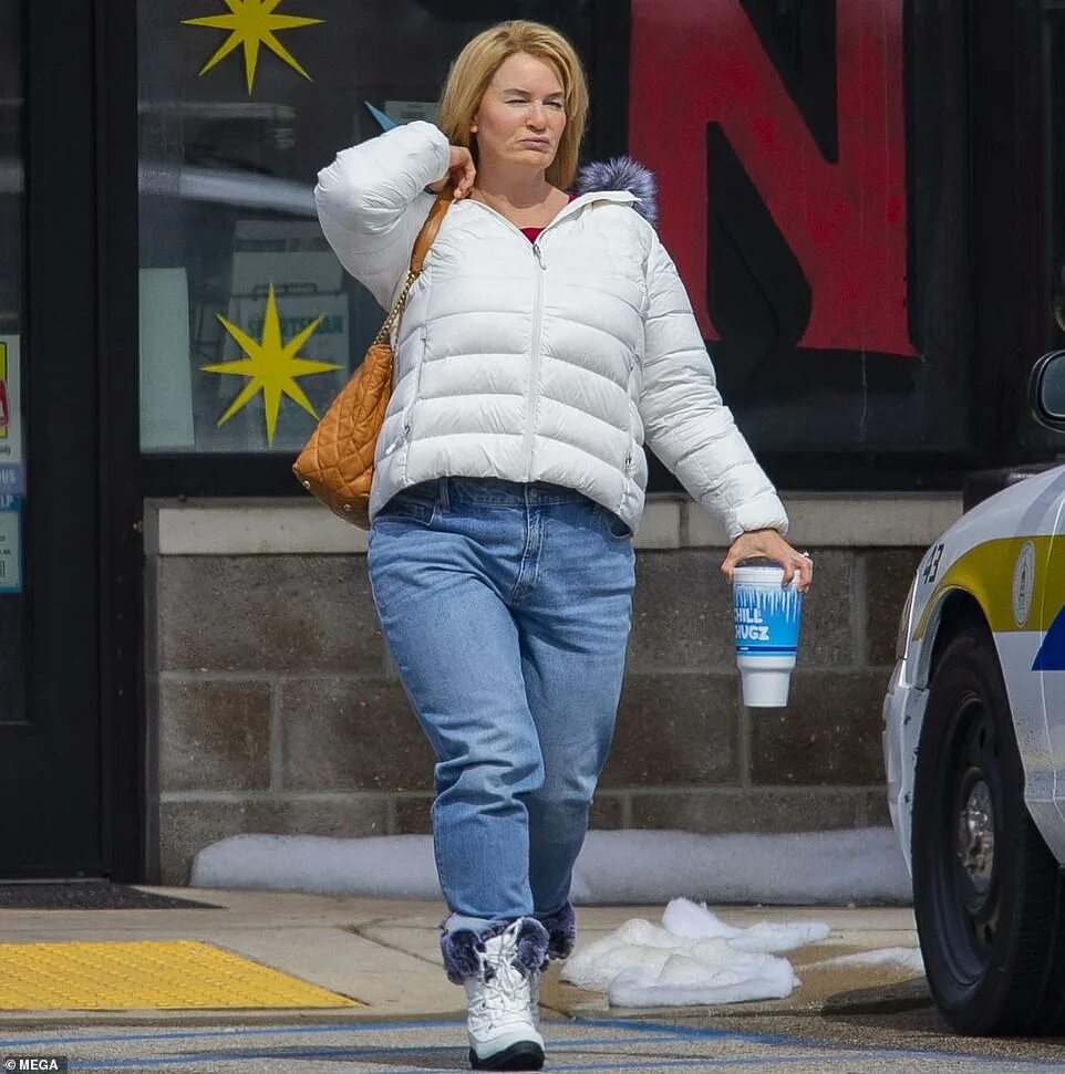 Рене зеллвегер как выглядит сейчас Renee Zellweger unrecognizable in a controversial fat suit on set of Pam Hupp mo