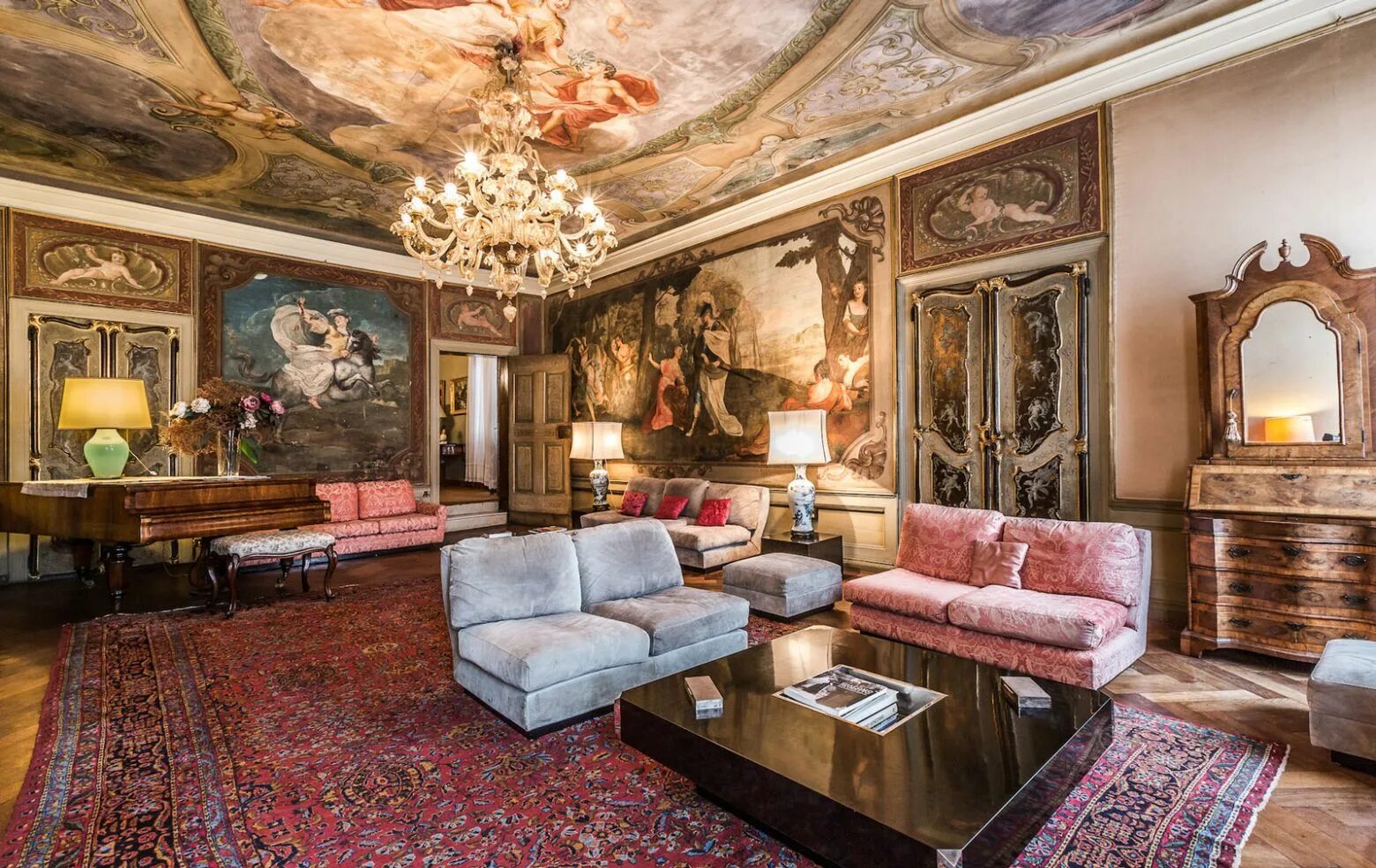 Ренессанс в современном интерьере Venice apartment for sale on Campo Santo Stefano Luxury homes, Apartment interio