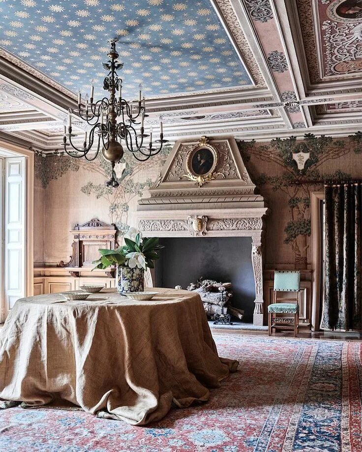 Ренессанс в современном интерьере Decorated with Renaissance art, this Neoclassical Italian villa is steeped in hi