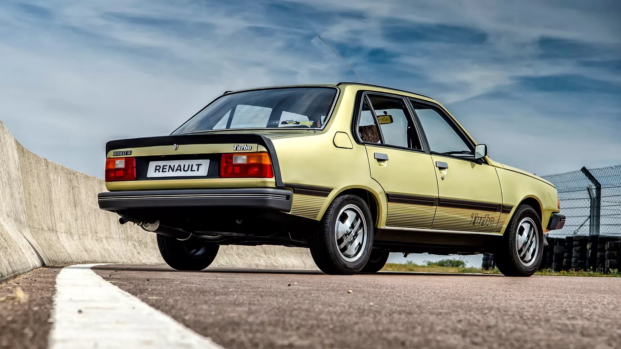 Рено 18 фото Driving the classics: Renault 18 Turbo review CAR Magazine