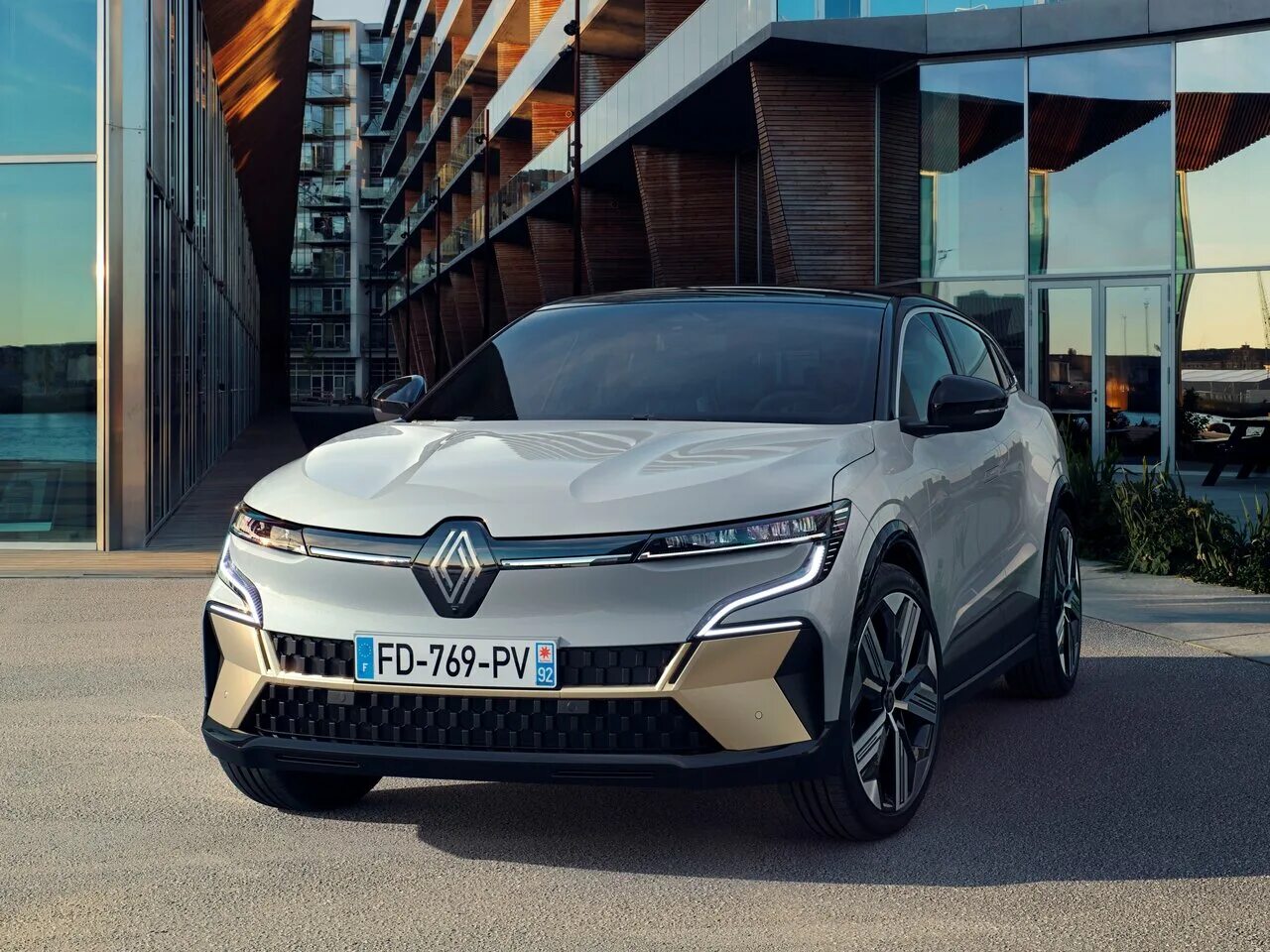 Рено 2021 года фото Сравнение DongFeng Fengon 500 и Renault Megane E-Tech по характеристикам, стоимо