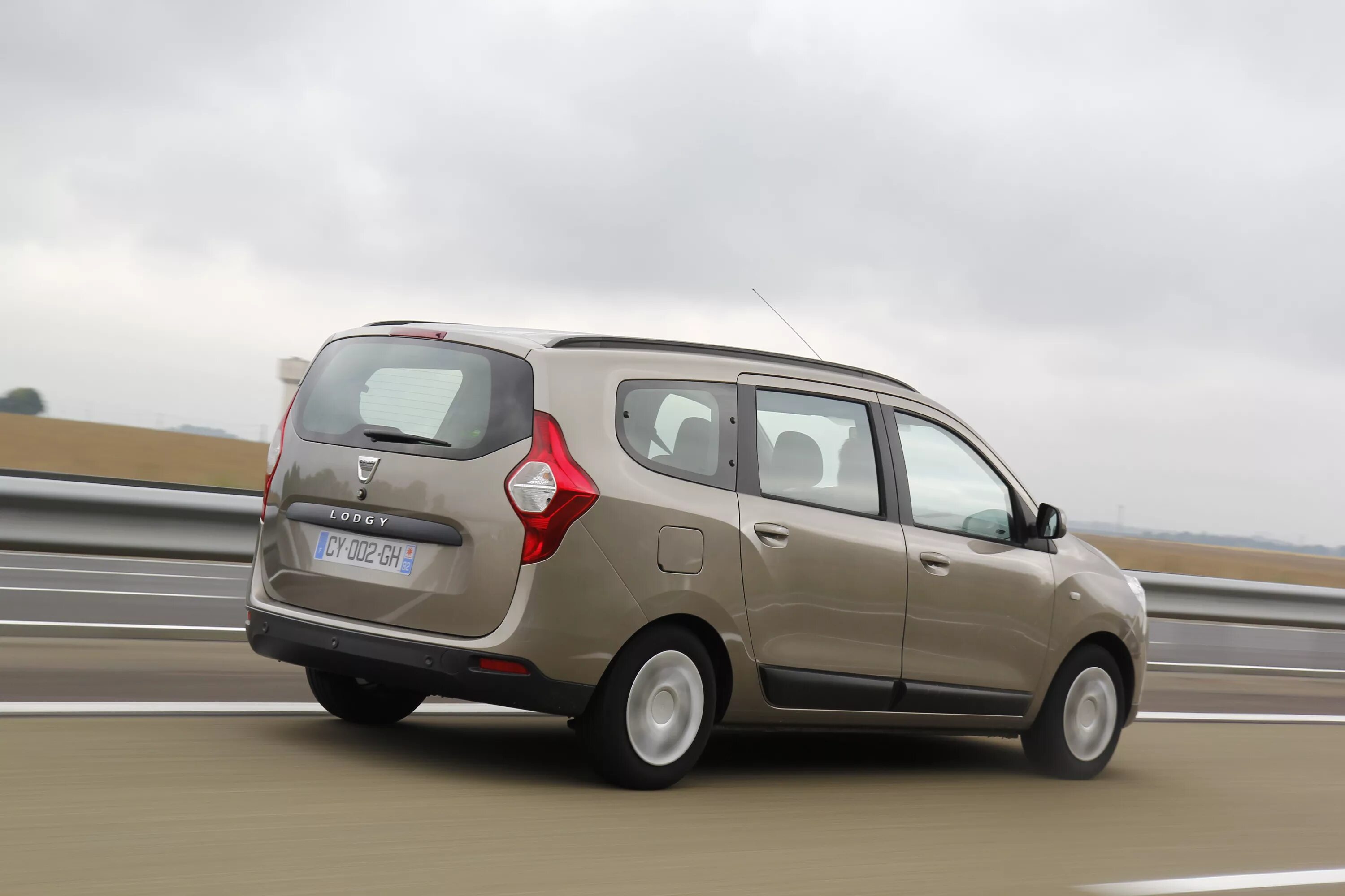 Рено 7 фото Essai - Dacia Lodgy 1.5 dCi 90 : gentil transport de troupes