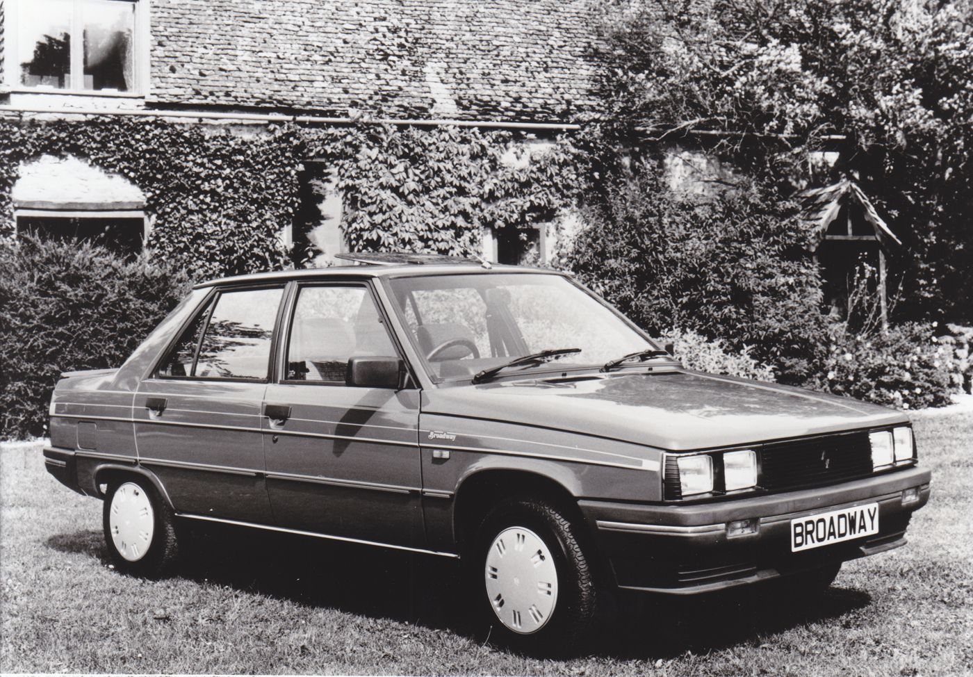 Рено 9 фото 1985 Renault 9 1.4 Broadway Limited Edition Model