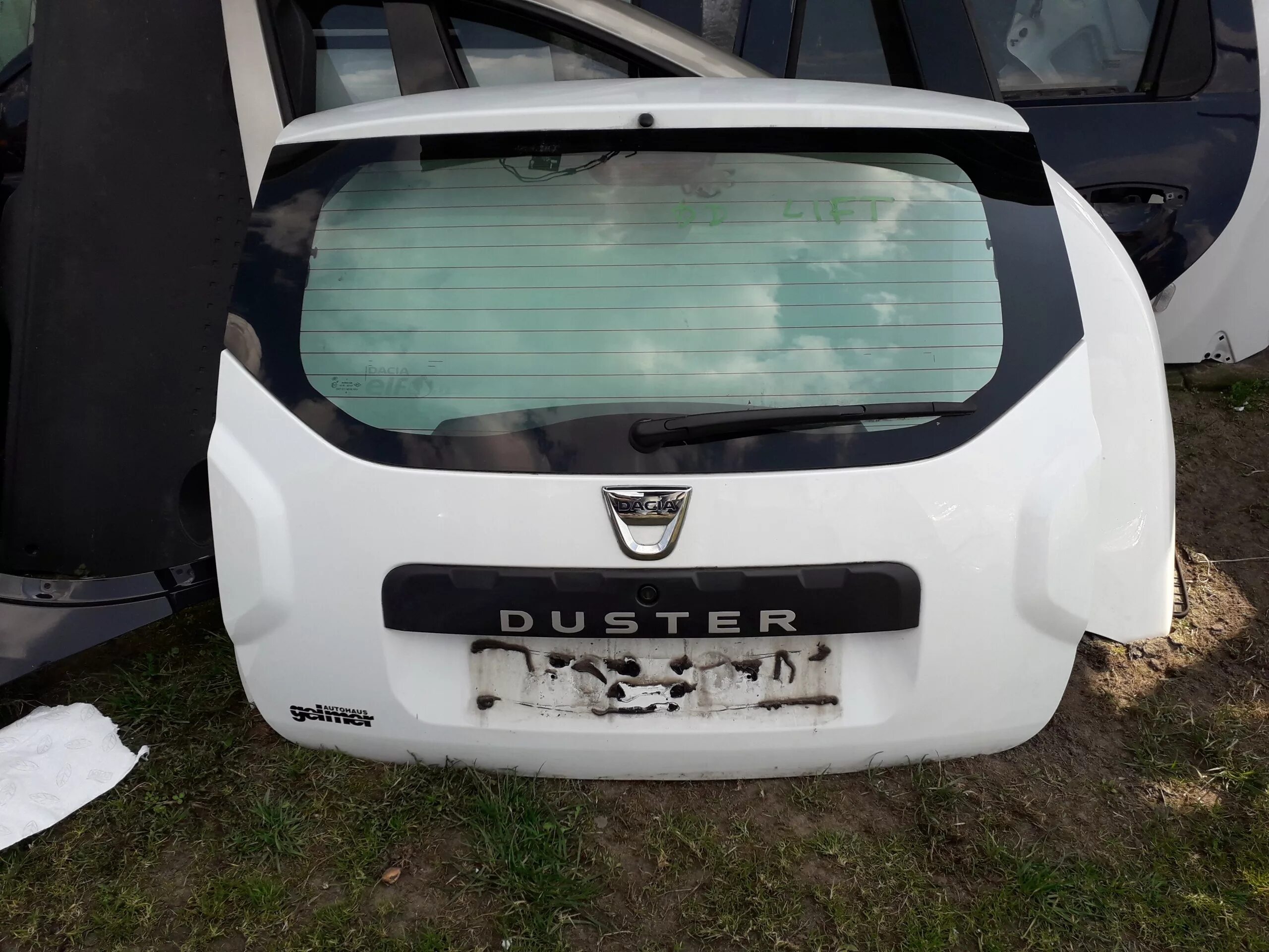 Рено дастер крышка багажника фото Крышка багажника для Renault Duster 1DACE3AE4 - купить в интернет магазине AutoP