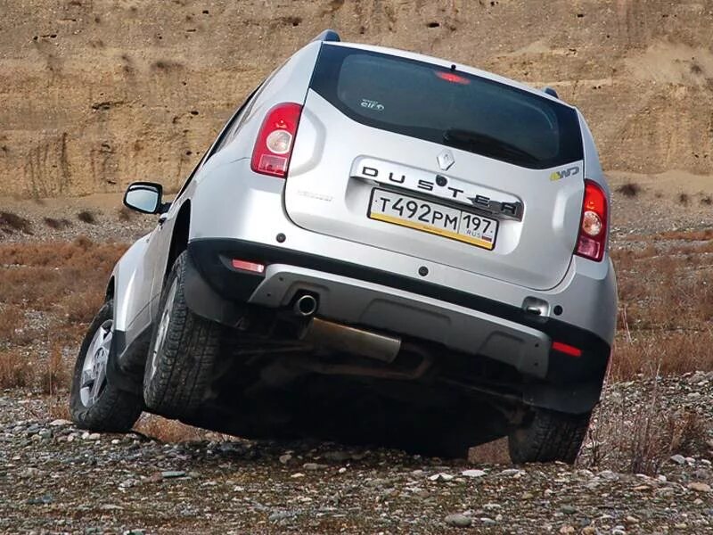 Рено дастер вид сзади фото Фото Renault Duster (2010 - 2015) поколение I - Багажник объемом 408 л неглубок 