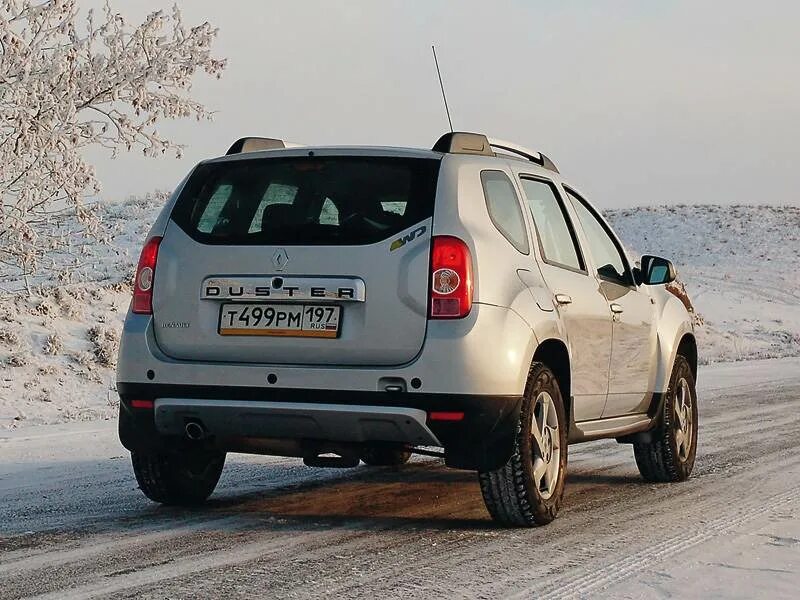 Рено дастер вид сзади фото Фото Renault Duster (2010 - 2015) поколение I - Багажник объемом 408 л неглубок 