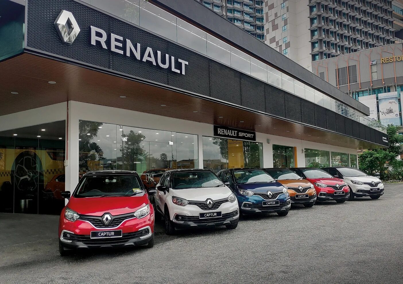 Рено дилер фото Deal: You can subscribe a Renault Captur for 30 days for RM647 - SoyaCincau