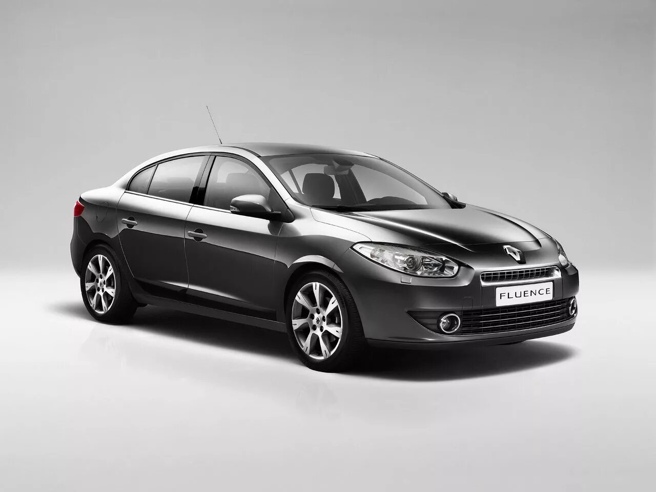 Рено флюенс 2013 фото Сравнение Renault Fluence Z.E. и Lada (ВАЗ) Kalina по характеристикам, стоимости