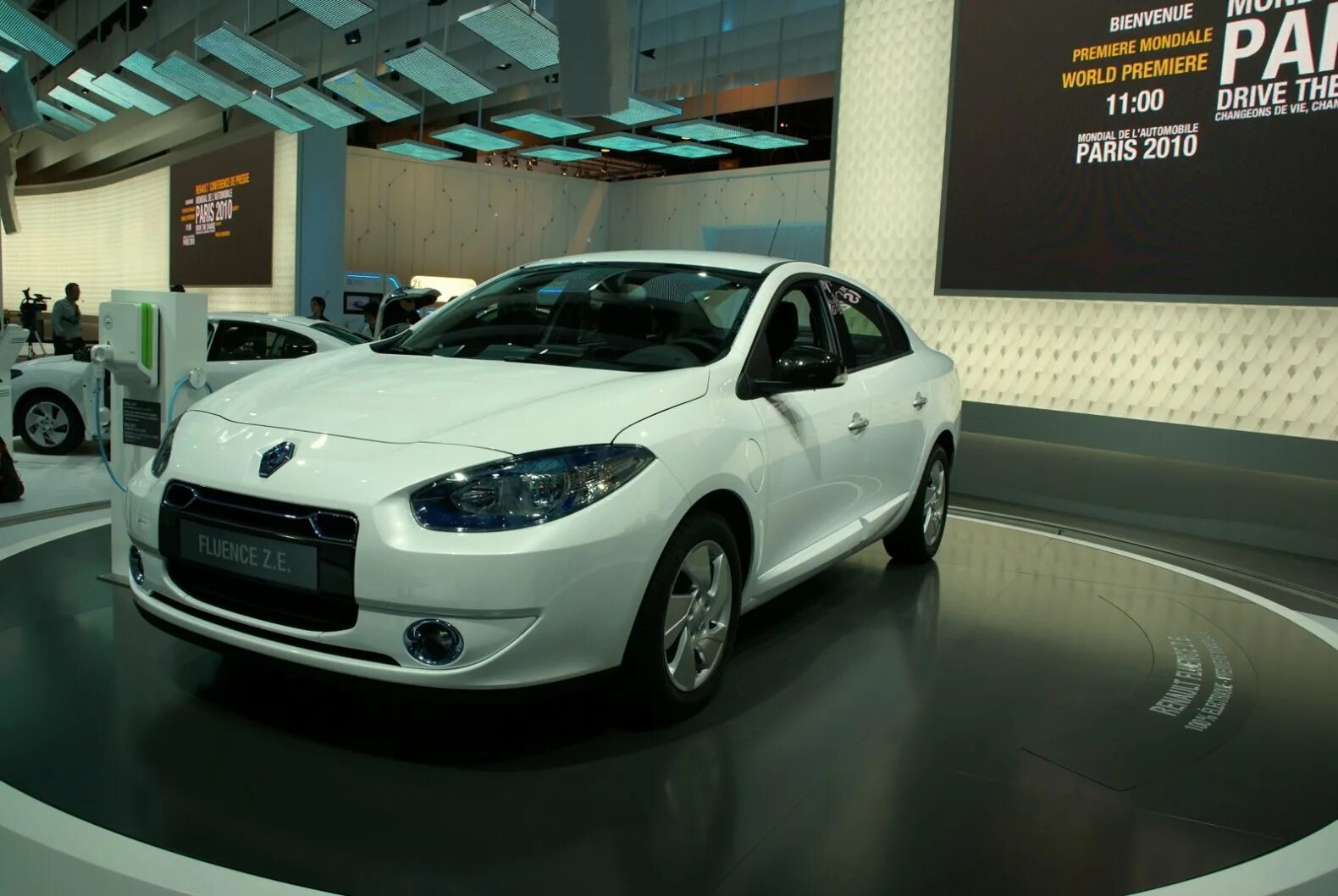 Рено флюенс тюнинг кузова фото Автосалон в Париже: Renault Fluence ZE фотоальбом - автомобильный журнал Simplyc