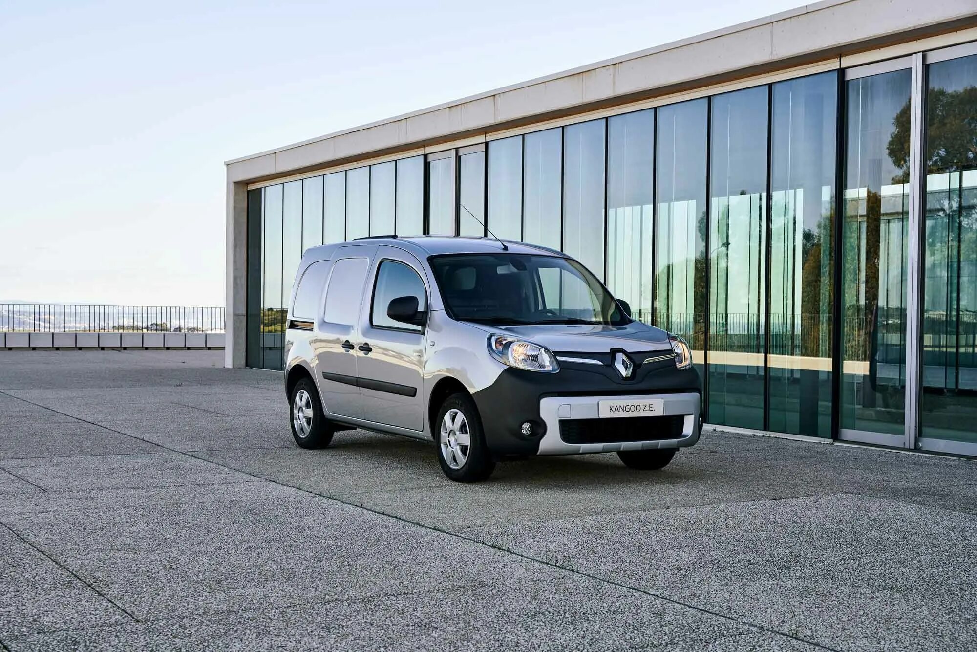 Рено фото характеристики Renault ZE: the electric car accessible to all - Renault Group