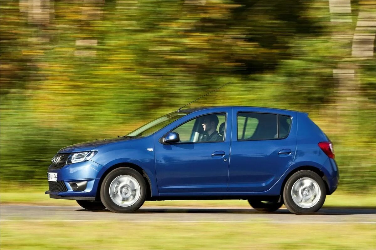 Рено фото сбоку Dacia Sandero - quality and strength Car Division