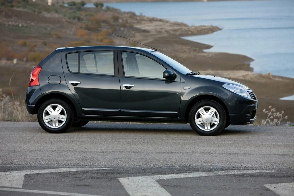 Рено фото сбоку Dacia Sandero 2008, 2009, 2010, 2011, 2012, хэтчбек 5 дв., 1 поколение, B90 техн