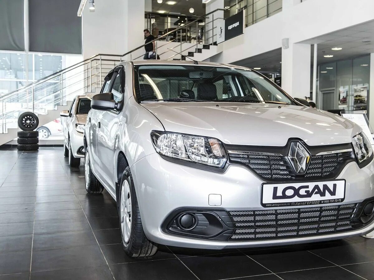 Рено фото цена автосалон Купить новый Renault Logan II 1.6 MT (82 л.с.) бензин механика в Москве: серебри