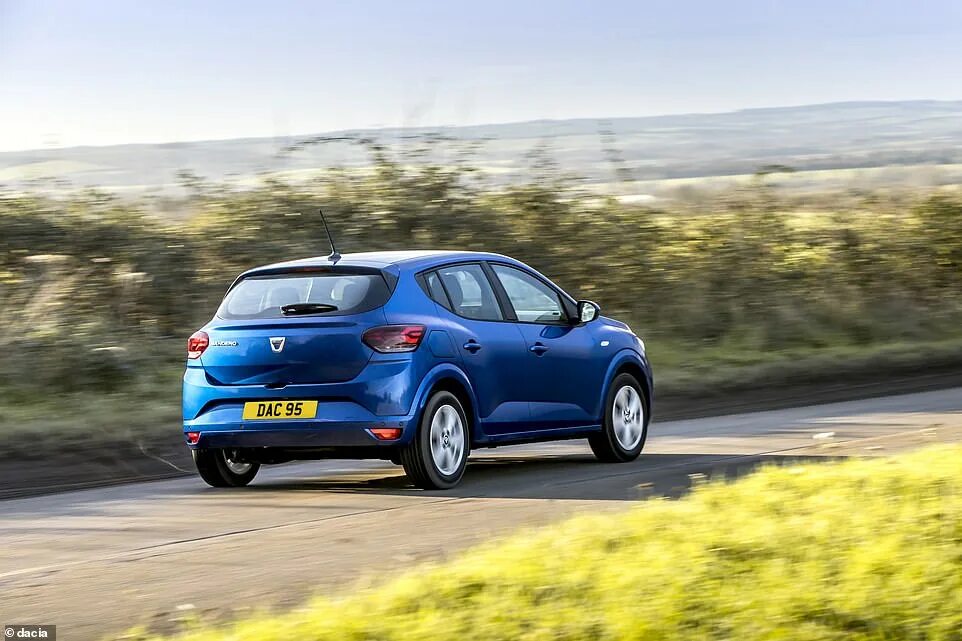 Рено хэтчбек фото Britain's cheapest new car - Dacia's Sandero - wins Car of the Year award This i