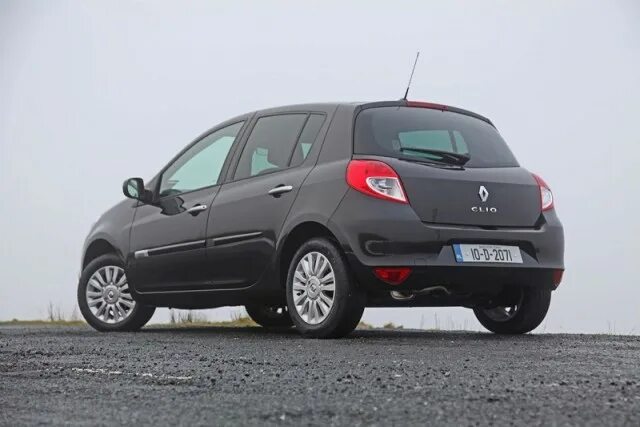 Рено хэтчбек фото Renault Clio beats the 2012 VAT increase - car and motoring news by CompleteCar.