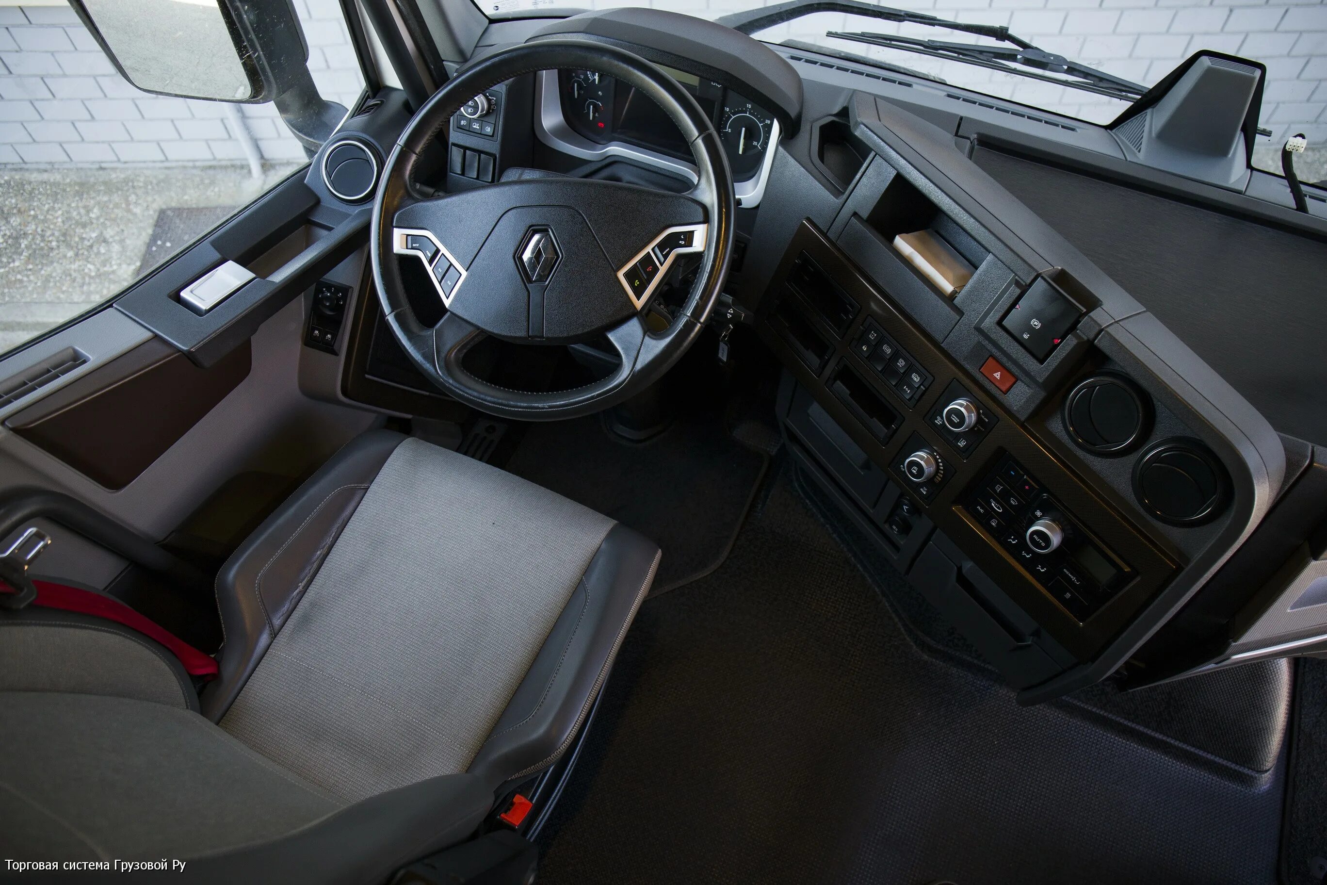 Рено кабина внутри фото Продажа тягача RENAULT T 520 HIGH SLEEPER CAB 2016 год - 814917