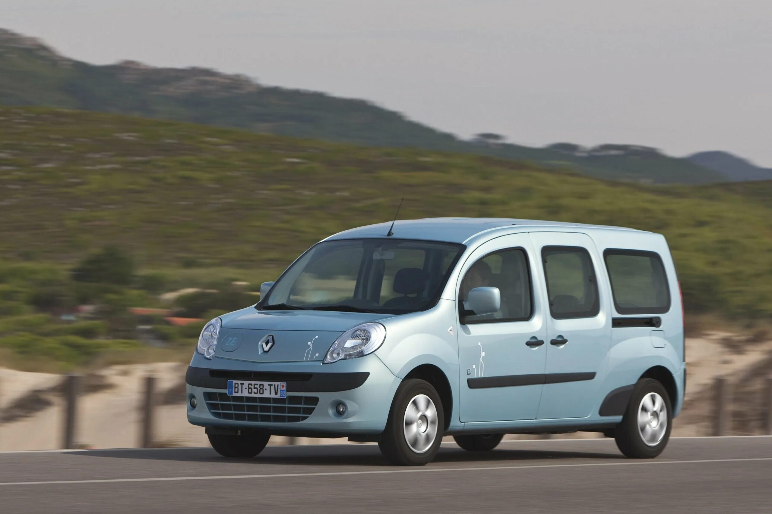 Рено kangoo фото Kangoo eléctrica já no mercado a partir de 20 mil euros - Fleet Magazine