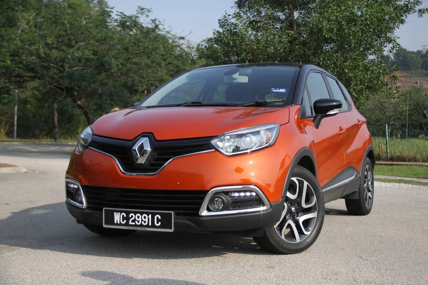 Рено каптур фото Review: Renault Captur TCe 120 all set to capture the middle ground - AutoBuzz.m