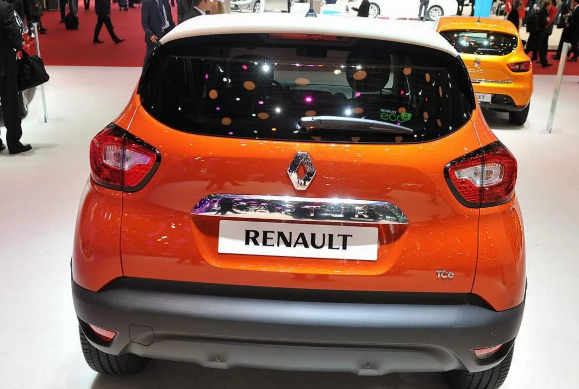 Рено каптур вид сзади фото Renault Captur Photos and Specs. Photo: Renault Captur used and 26 perfect photo