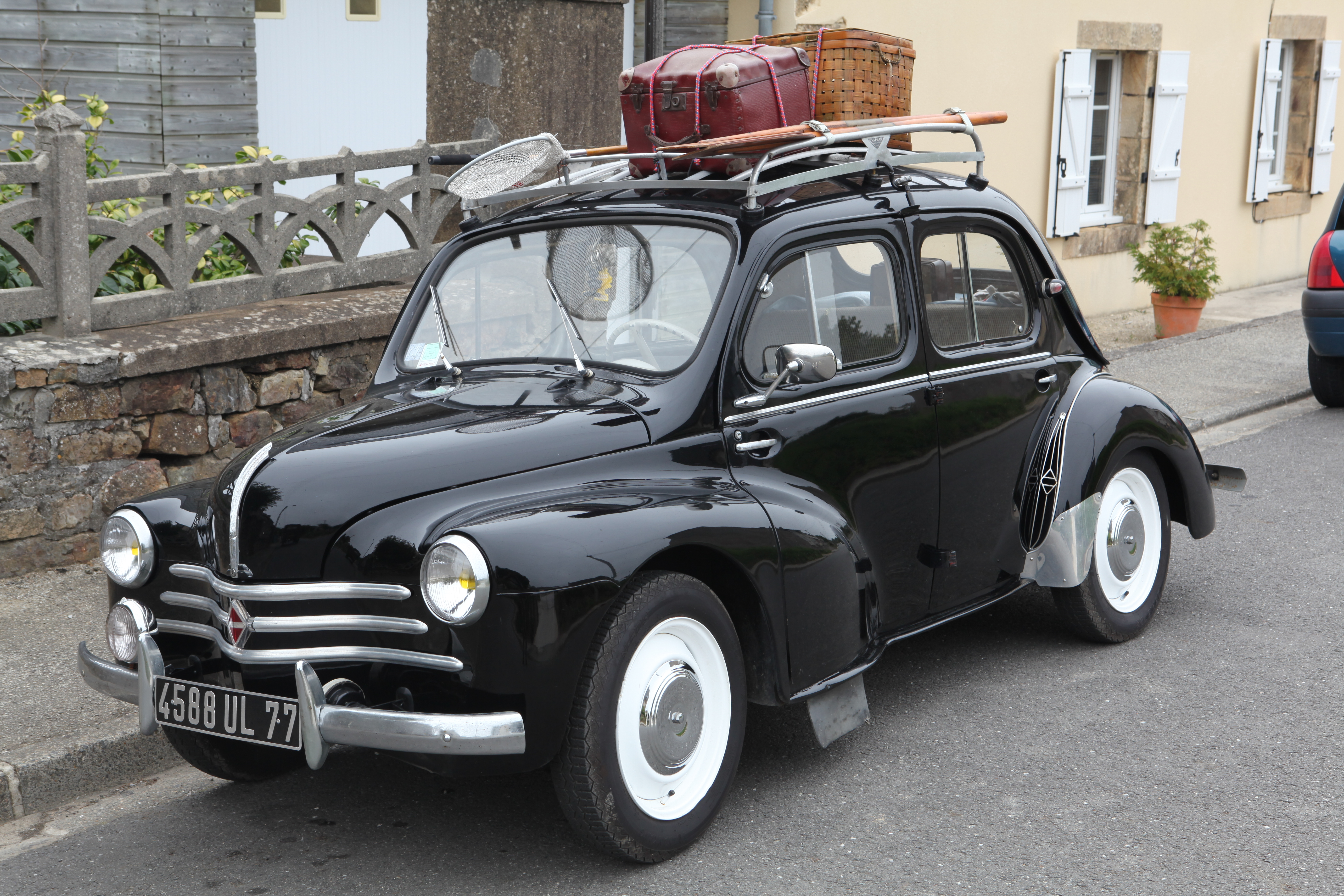 Рено классик фото File:Renault 4 CV - Flickr - Joost J. Bakker IJmuiden (1).jpg - Wikimedia Common