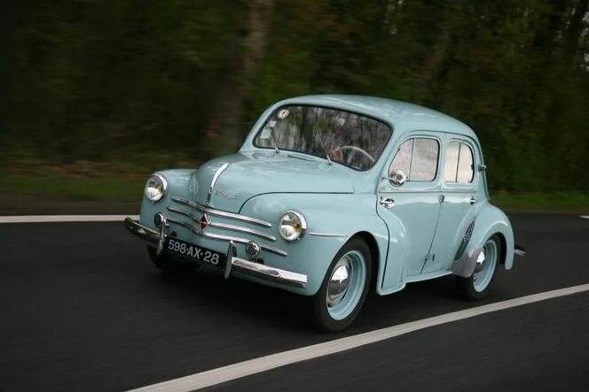 Рено классик фото Vidéo - Renault 4 cv (1954) vs Renault Twingo (2012) : la motte de beurre contre