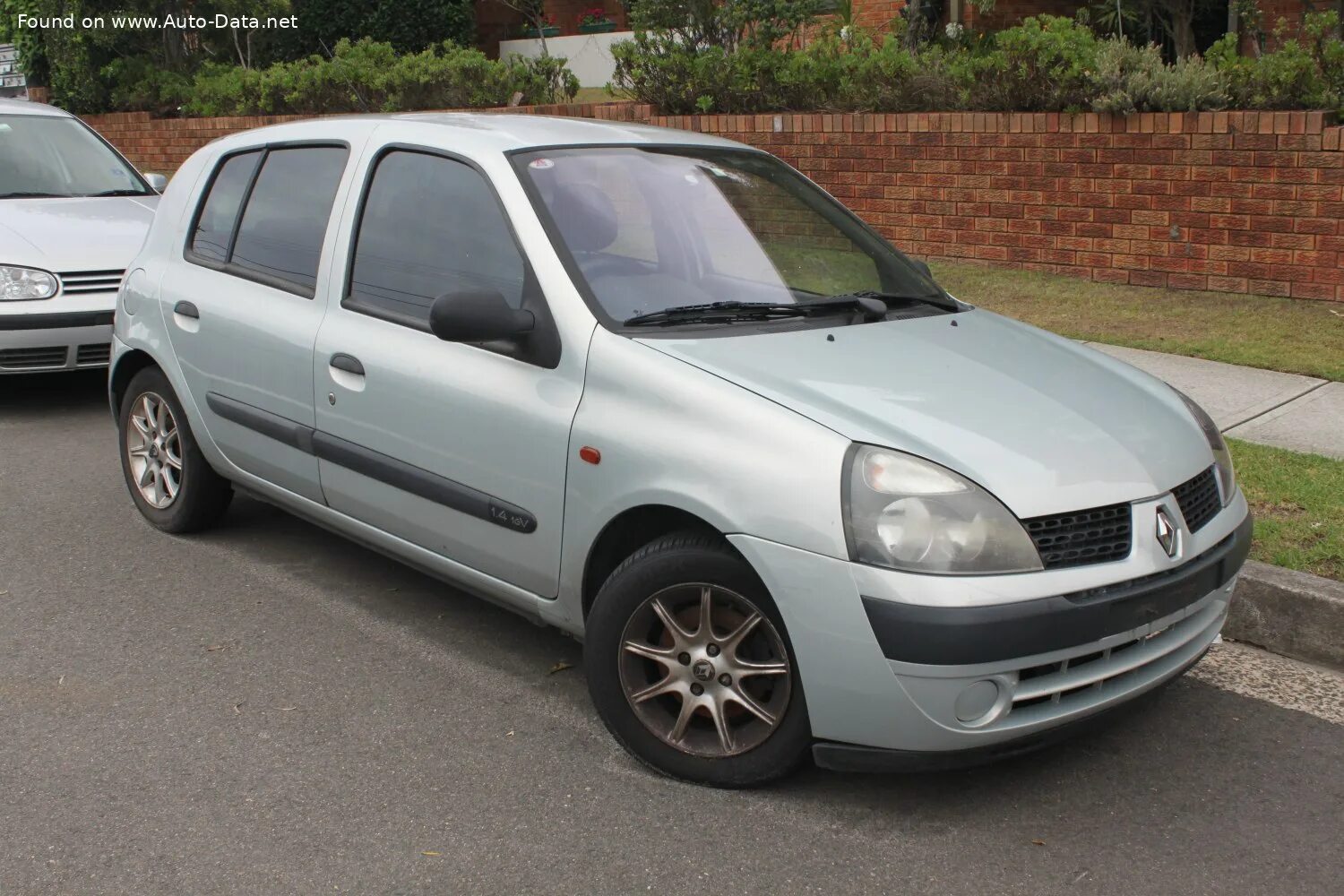 Рено клио 2001 фото 2001 Renault Clio II (Phase II, 2001) 5-door Технические характеристики, Расход 