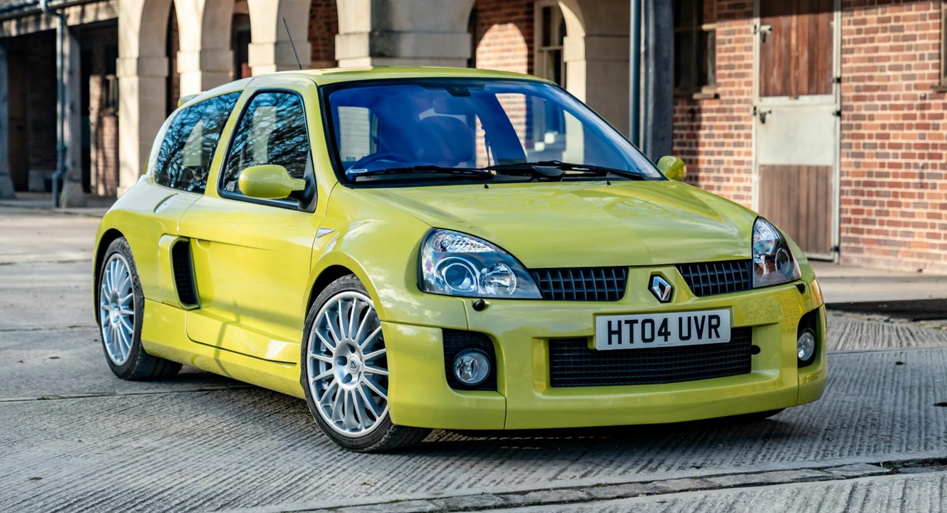 Рено клио 5 фото A 2004 Renault Clio V6 Phase 2 Just Sold For A Record $120,000 Carscoops