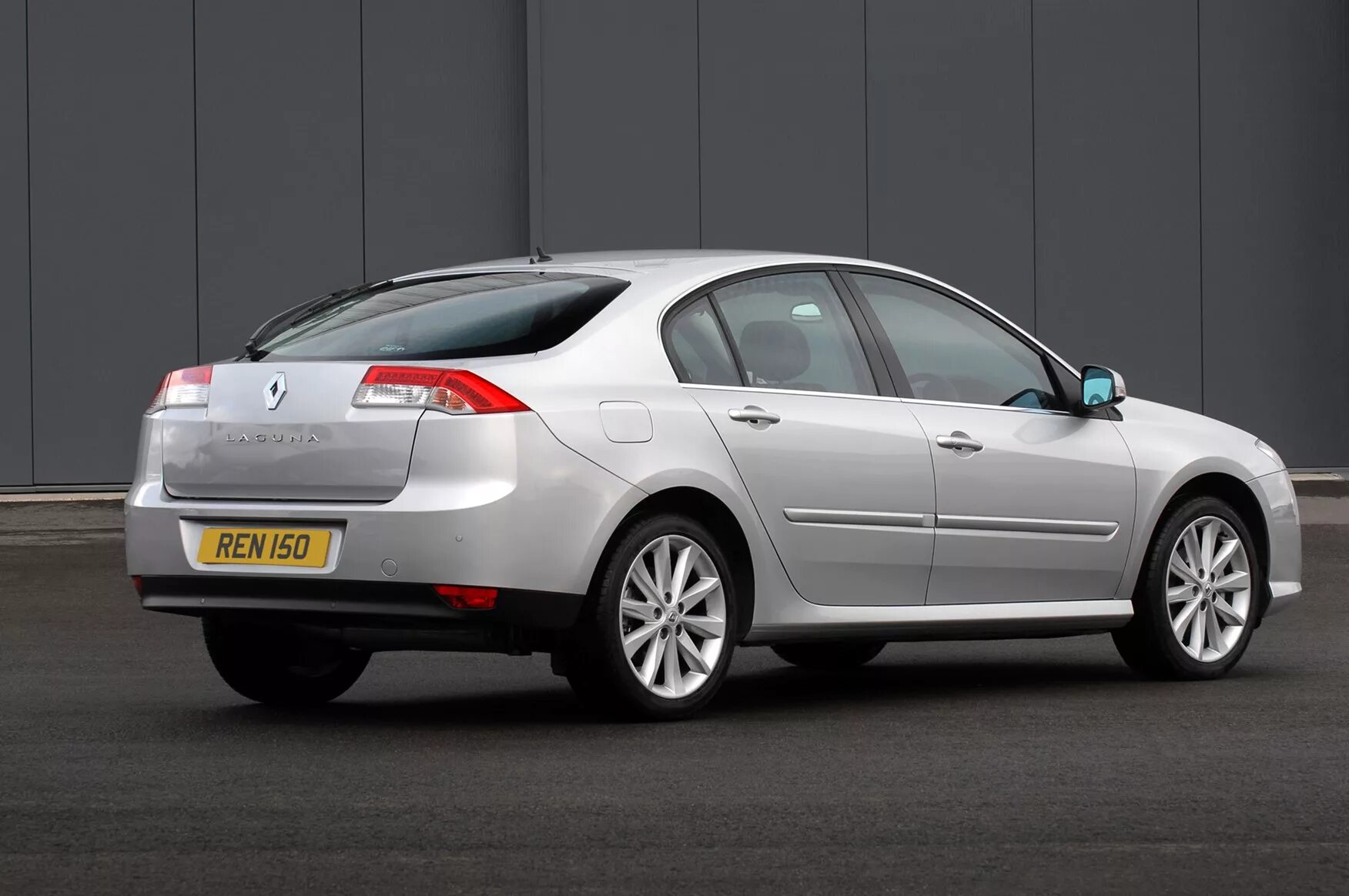 Рено лагуна фото Used Renault Laguna Hatchback (2007 - 2012) Interior Parkers