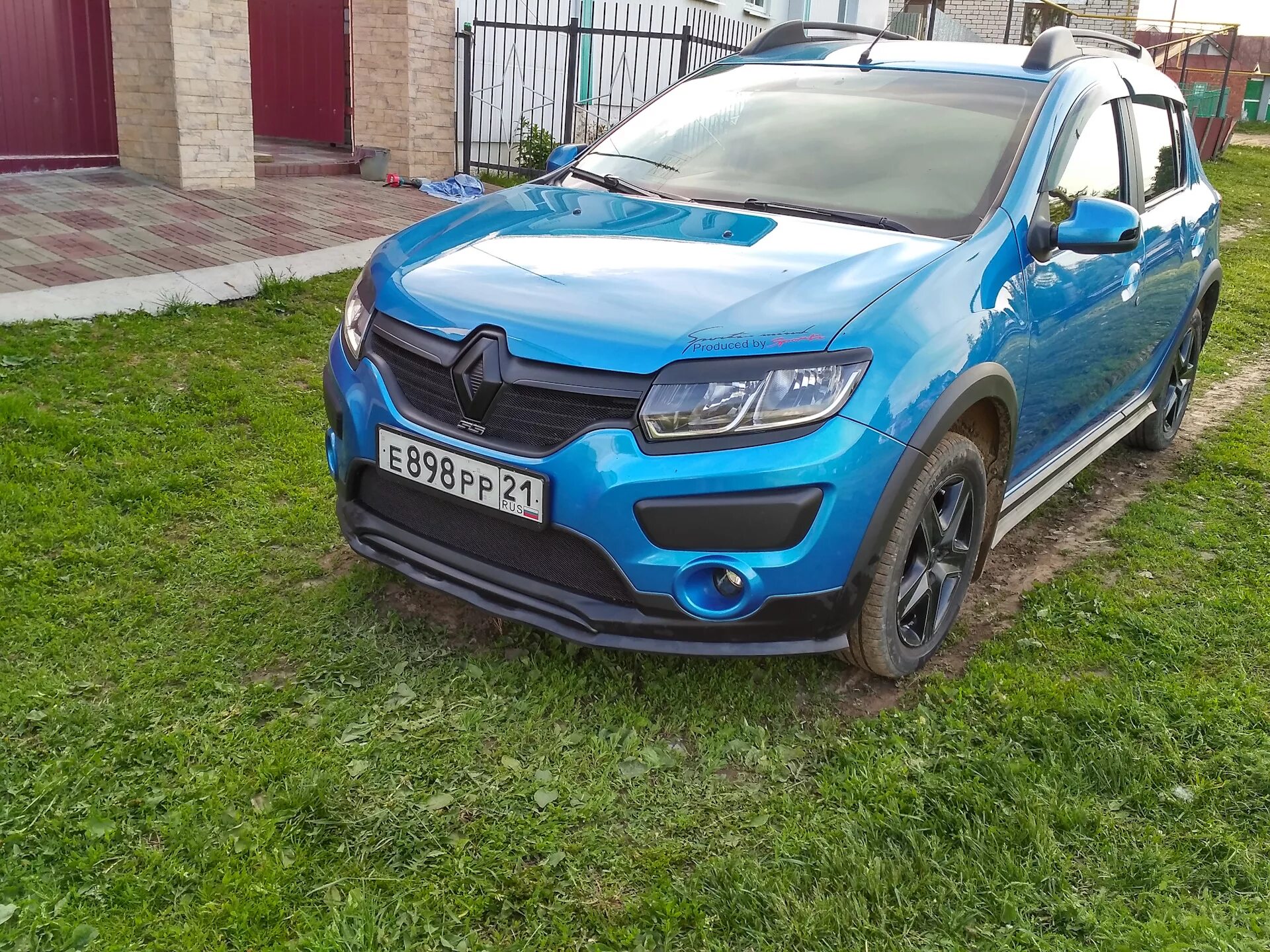 Рено логан степвей тюнинг фото Шильдик INITIALE. Косметический ремонт - Renault Sandero Stepway (2G), 1,6 л, 20