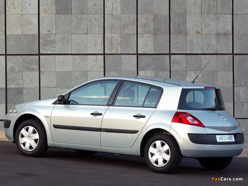 Рено меган 2 фото цена Renault Megane 5-door ZA-spec 2003–06 images (800x600)