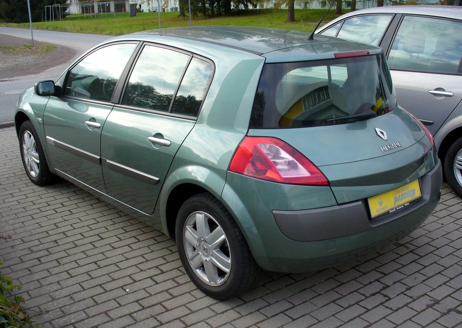 Рено меган 2 хэтчбек фото File:Renault Mégane II Phase I Fünftürer 1.4 16V Dynamique Heck.JPG - Wikimedia 