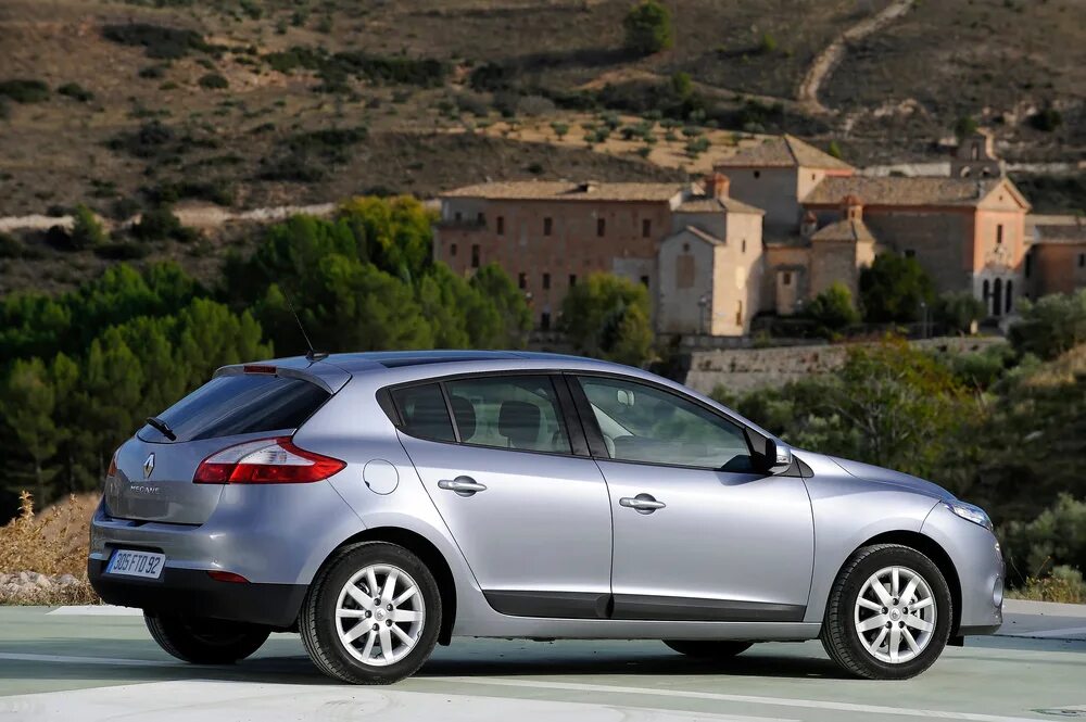 Рено меган фото Renault Megane 3 поколение (2008 - 2012) Хэтчбек 5 дв - технические характеристи