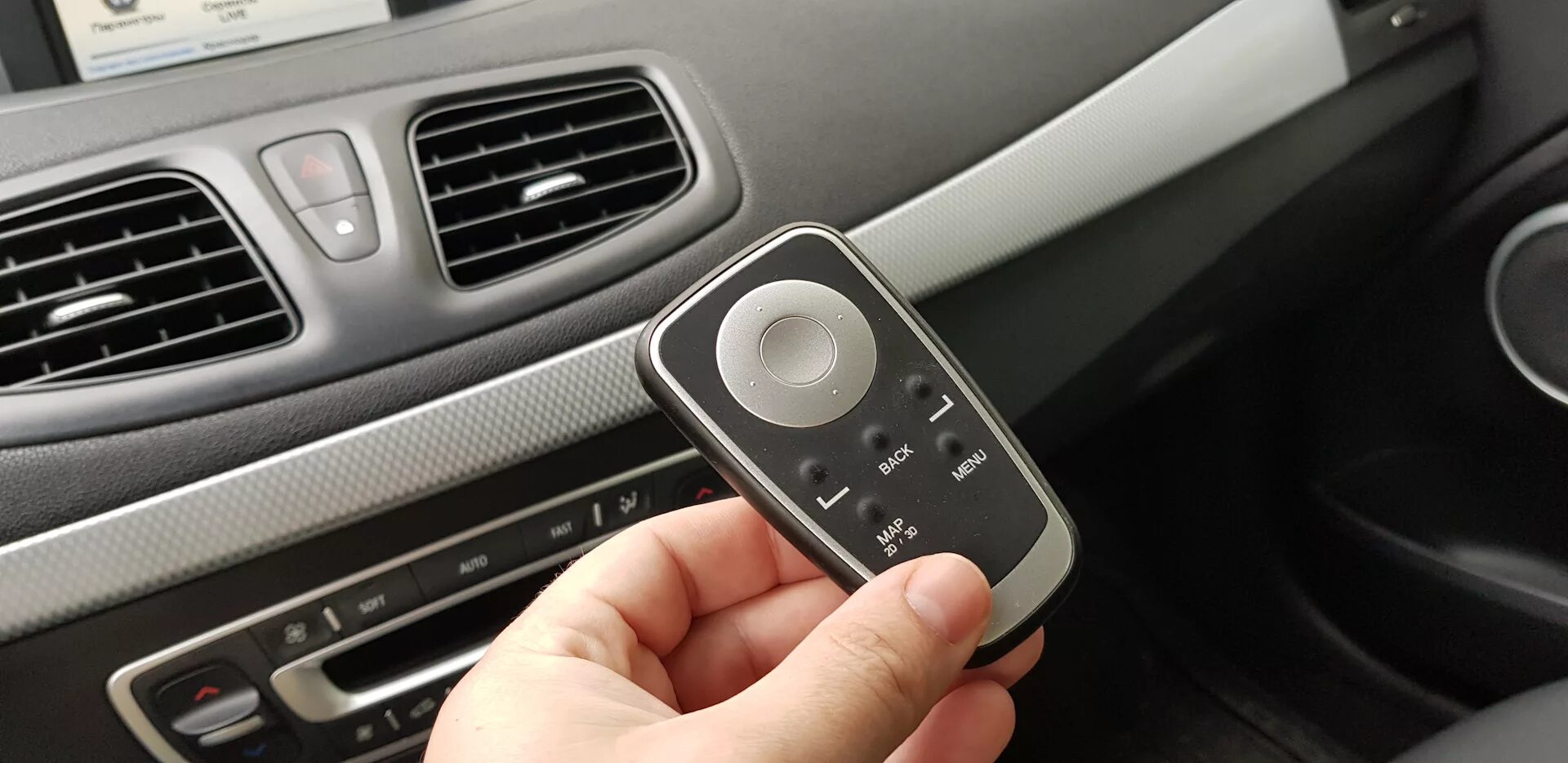 Pairing an iPhone to the bluetooth sysyem in an Renault Megane I Music - YouTube