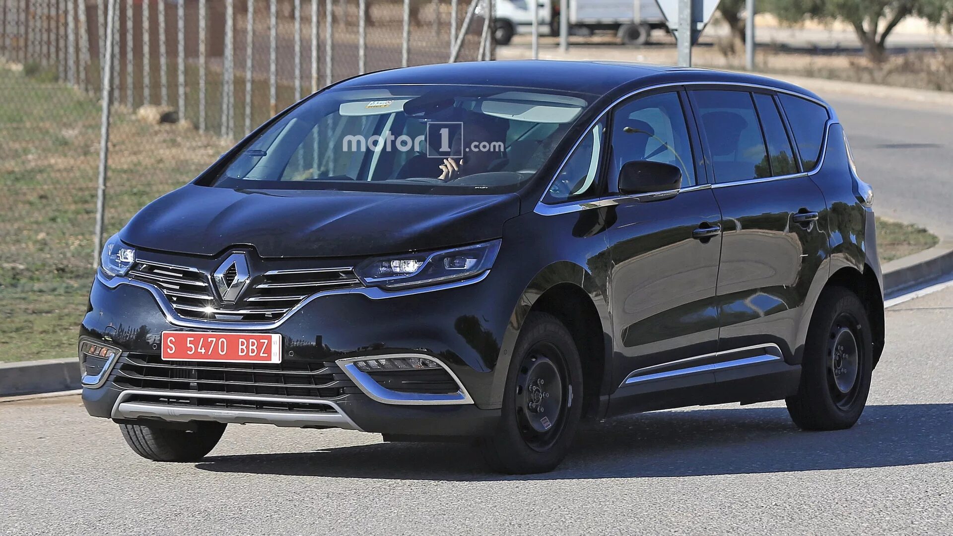 Рено минивэны все модели фото Stretched Renault Espace test mule looks like Frankenstein’s car