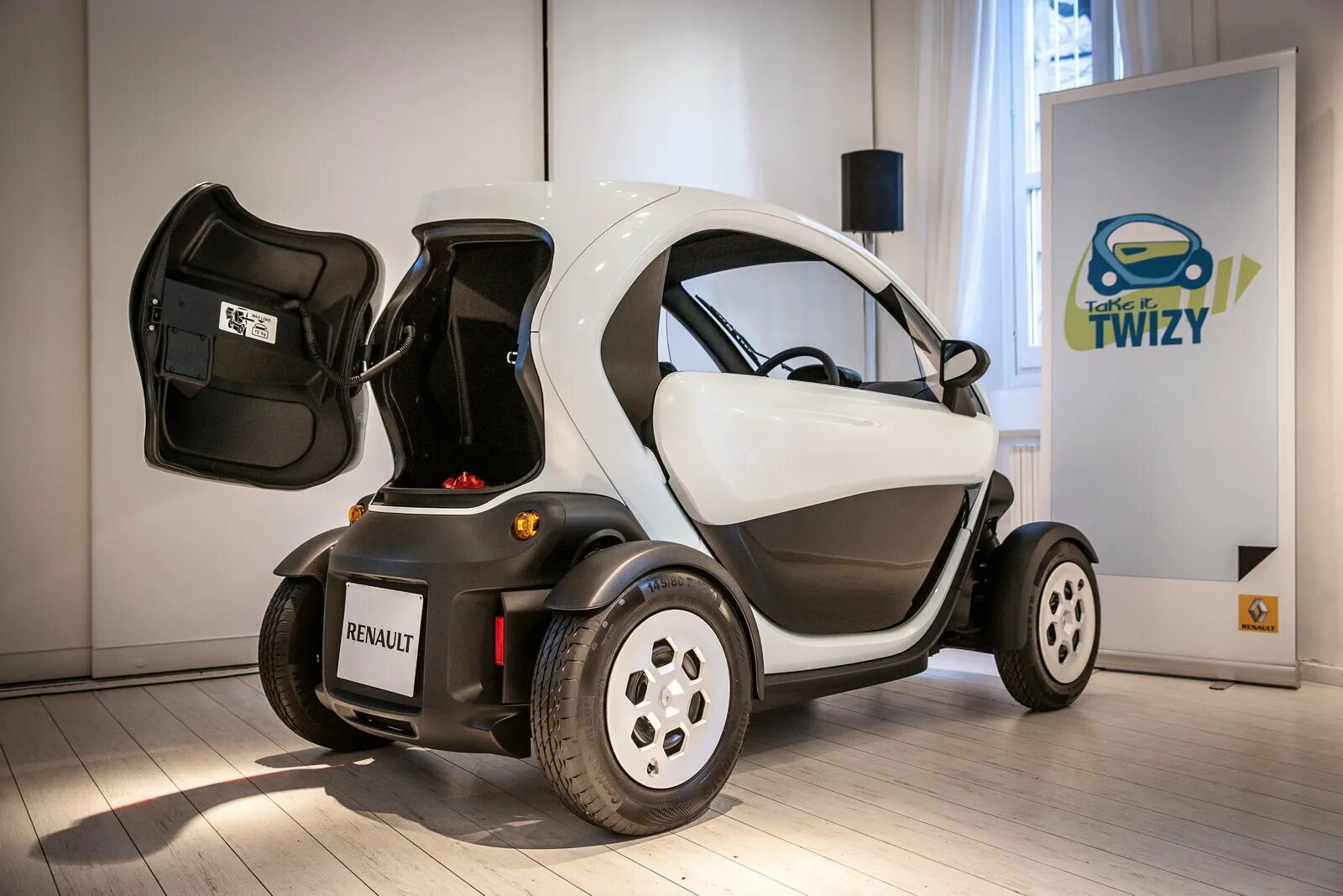 Рено одноместный автомобиль фото и цена Twizy Sport f1: спорткар будущего на электротяге Авто-мото orion-tennis.ru