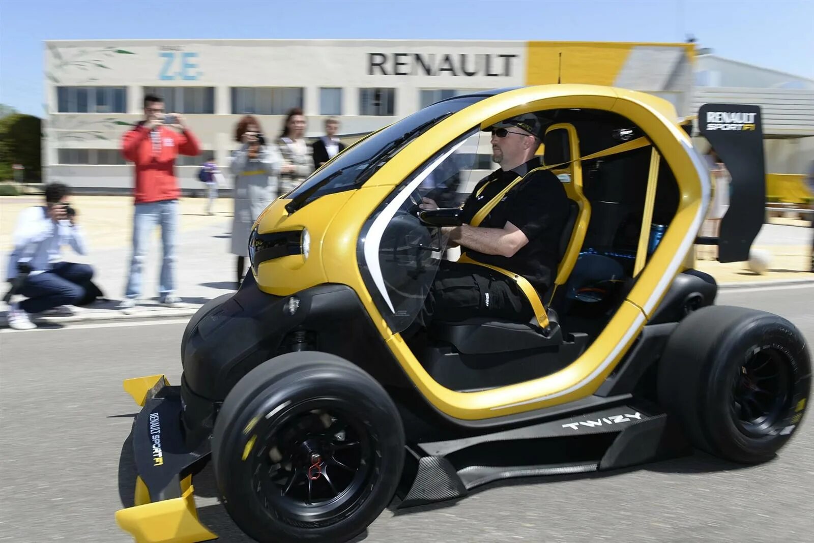 Рено одноместный автомобиль фото и цена 2013 Renault Twizy RS F1 Concept Image. Photo 13 of 17