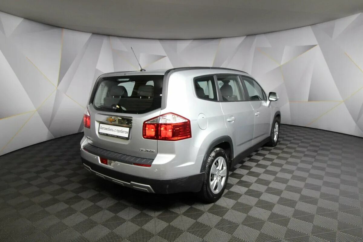 Порівнюємо Chevrolet Orlando 2010 і Renault Lodgy 2012