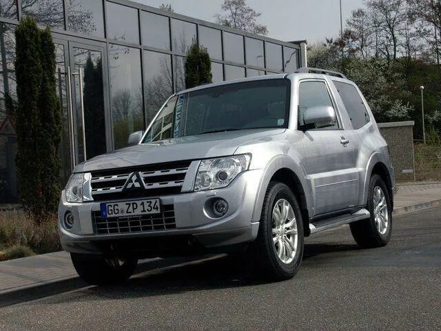 Рено паджеро фото Замена аккумулятора на Mitsubishi Pajero IV Рестайлинг 1 2011 - 2014 3.0 (178 л.