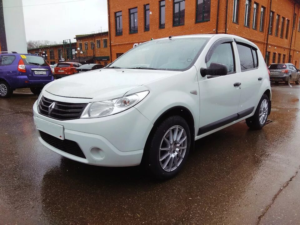 Рено сандеро белая фото Летние тапки 205/55/R16 SКAD+Pirelli - Renault Sandero 1G, 1,4 л, 2012 года колё