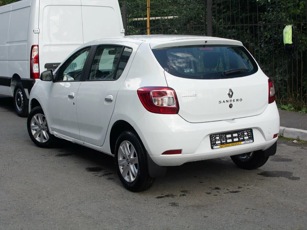 Рено сандеро белая фото Купить новый Renault Sandero II Рестайлинг Stepway 1.6 MT (113 л.с.) бензин меха