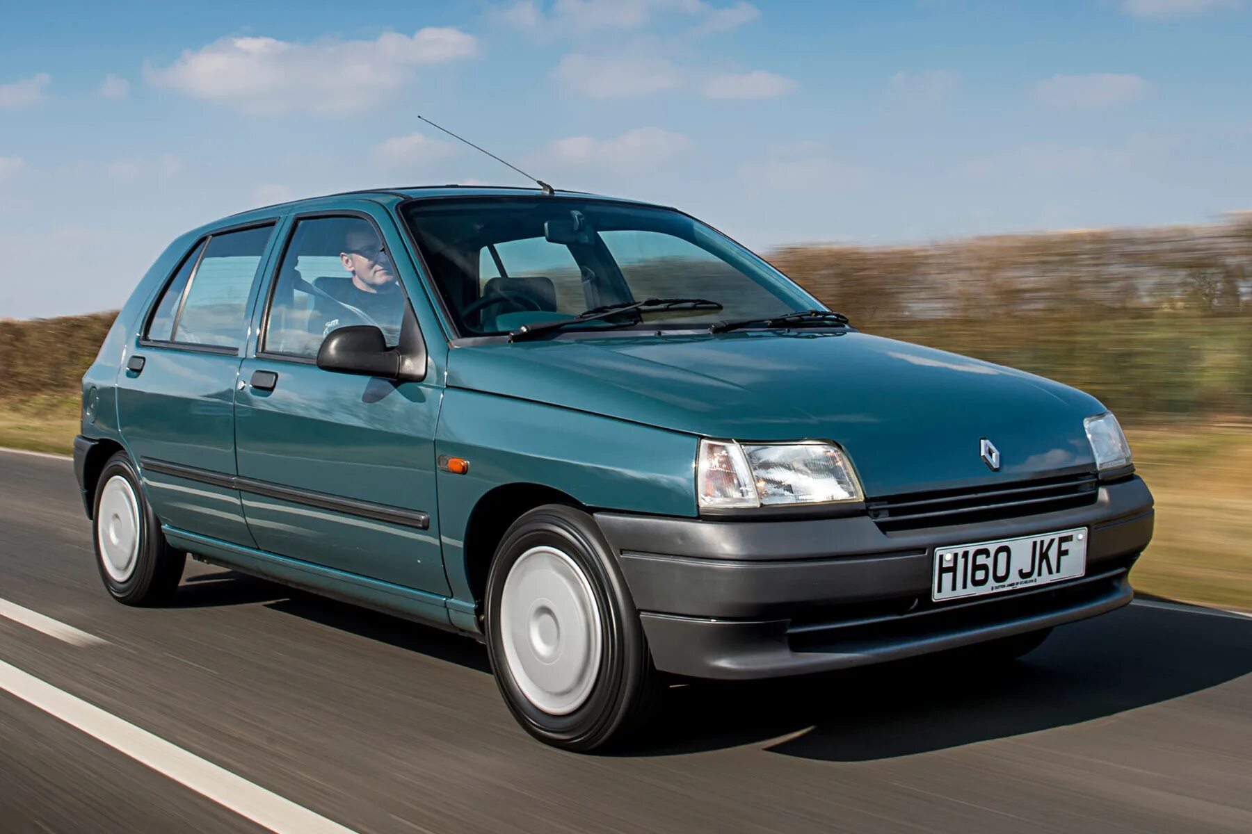 Рено старая модель фото 1990 Renault Clio review: Retro Road Test