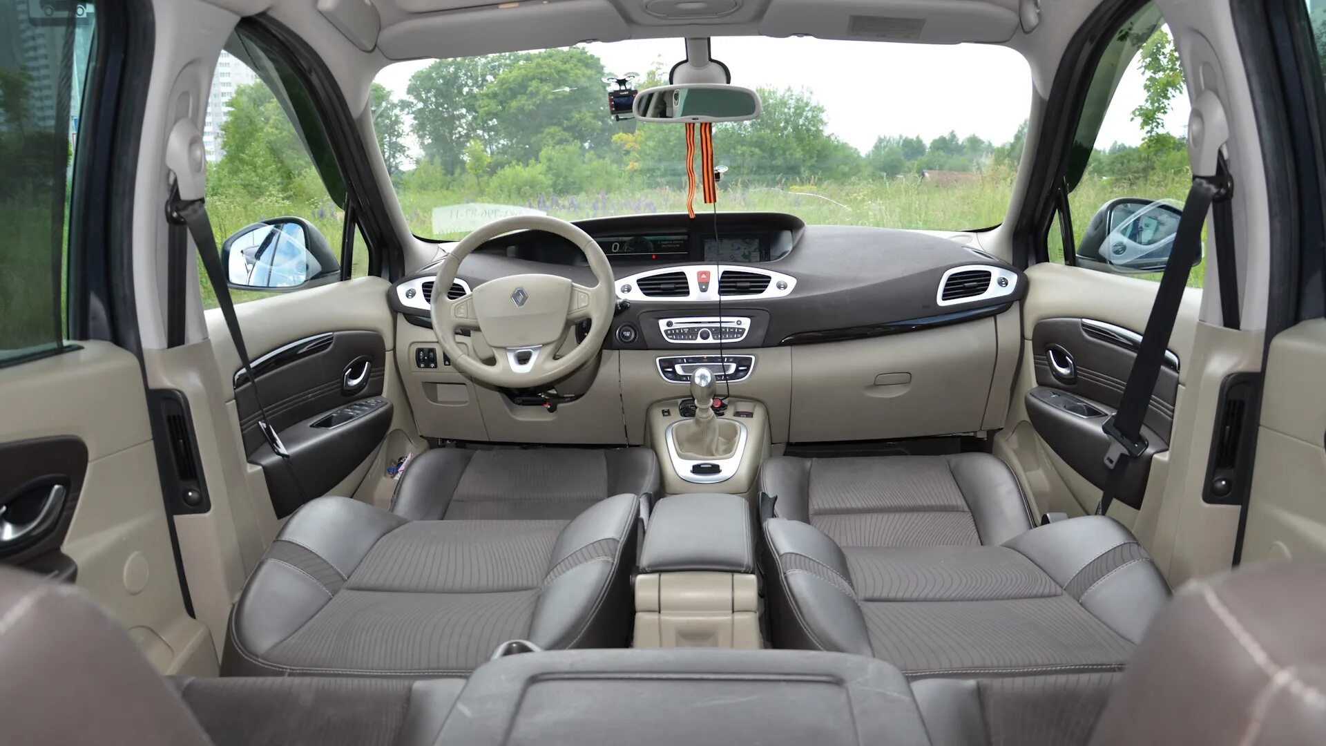 Рено сценик салон фото Renault Grand Scenic III 1.5 дизельный 2010 1,5 ТД 110 л.с. на DRIVE2