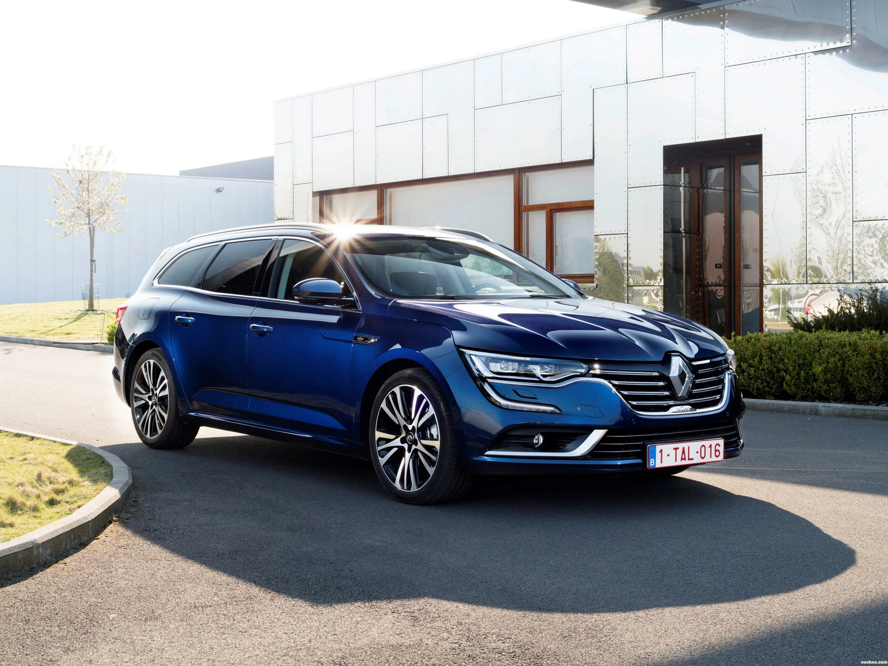 Рено талисман универсал фото внутри и снаружи Renault Talisman Estate Photos and Specs. Photo: Renault Talisman Estate wagon b